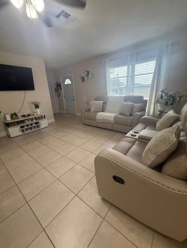 Building Photo - 748 Altura St