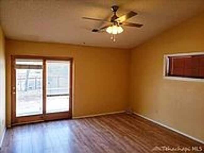 Building Photo - Beautiful 3/2 in Oak Knolls