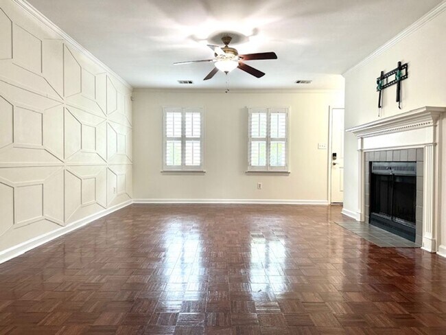 Building Photo - LIVE IN THE HEART OF FOREST ACRES