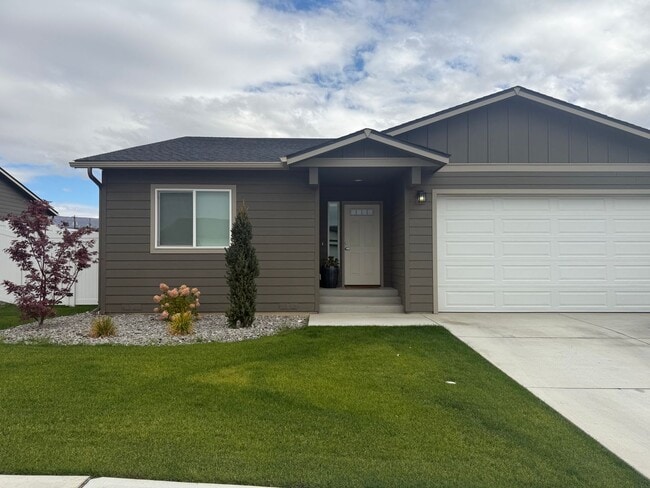 Primary Photo - 3 Bed, 2 Bath house with fully fenced back...