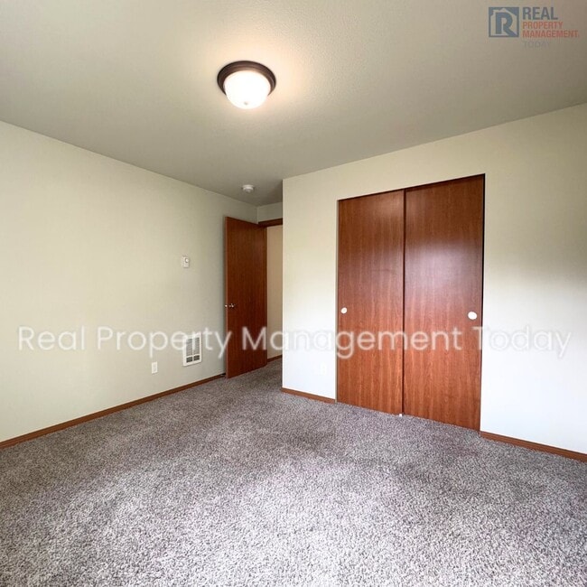 Building Photo - $250 MOVE IN SPECIAL!! Charming 3 Bedroom 2.5 Bath House in Yelm!