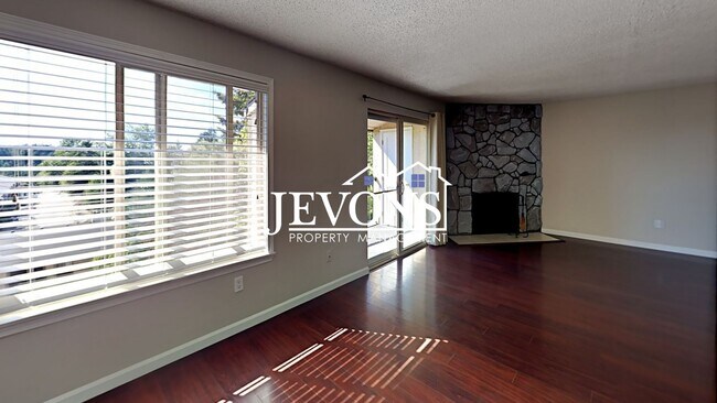 Building Photo - Charming top-floor condo with fully equipp...