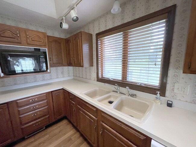 Building Photo - Country Charm Large 2-Bedroom Duplex in Mi...