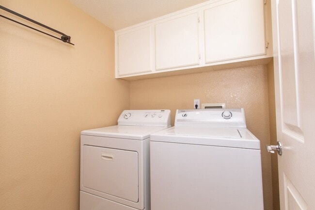 Building Photo - Beautiful + Spacious 4 bedroom/3 bath/3 Ca...