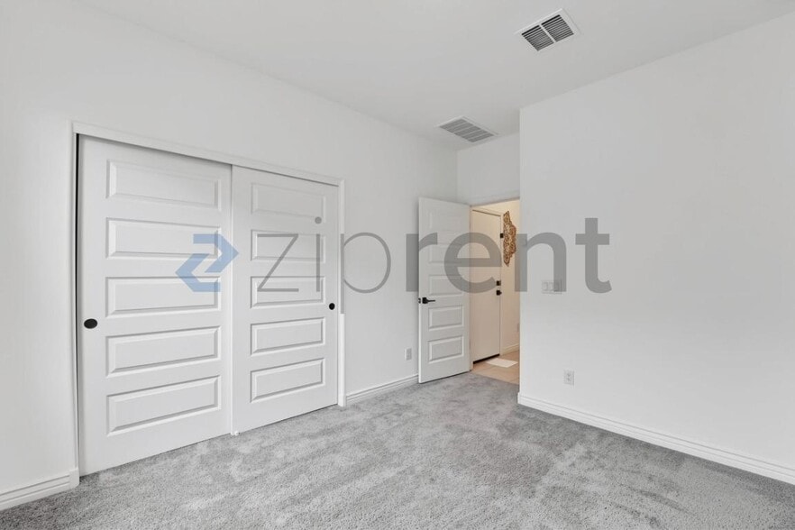 Building Photo - Unit