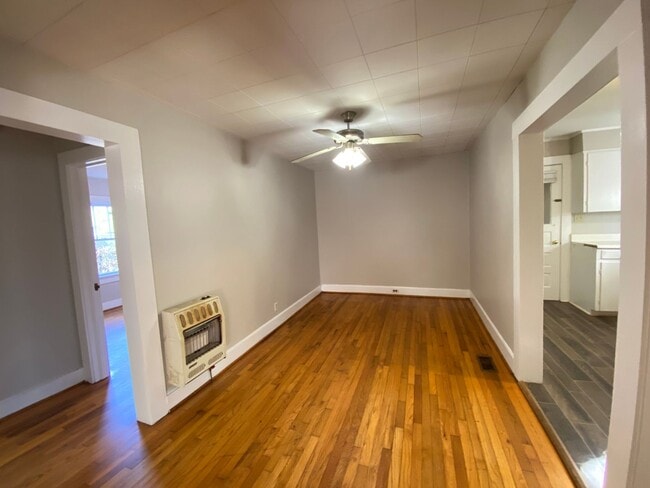 Building Photo - 210 E 28th St