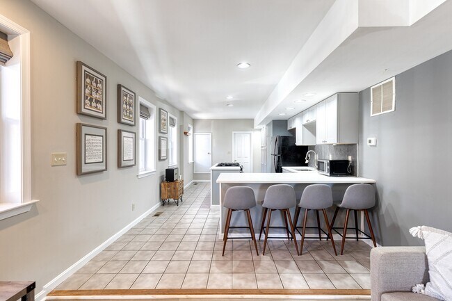 Building Photo - 447 Gittings St