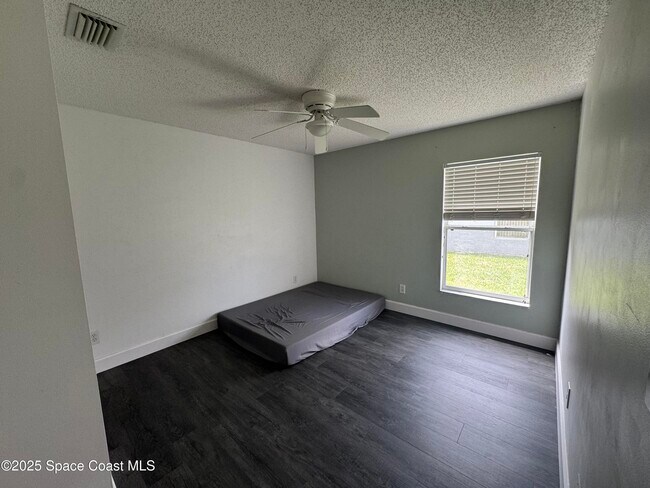 Building Photo - 2425 Bayhill Dr