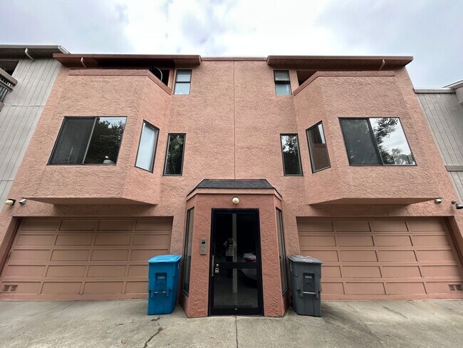 Building Photo - Large, 2 BR / 2 BA with Cathedral Ceilings, Washer and Dryer!