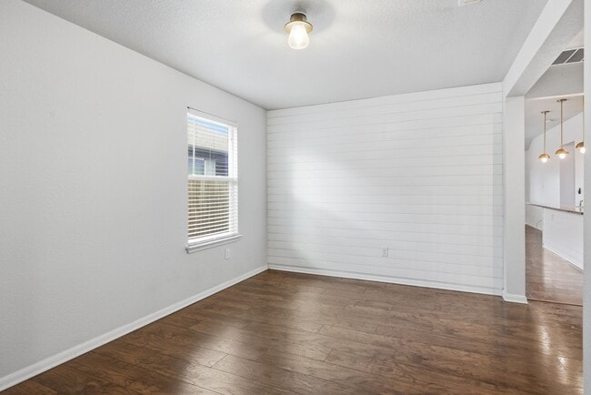 Building Photo - Four Bedroom Home in Manor
