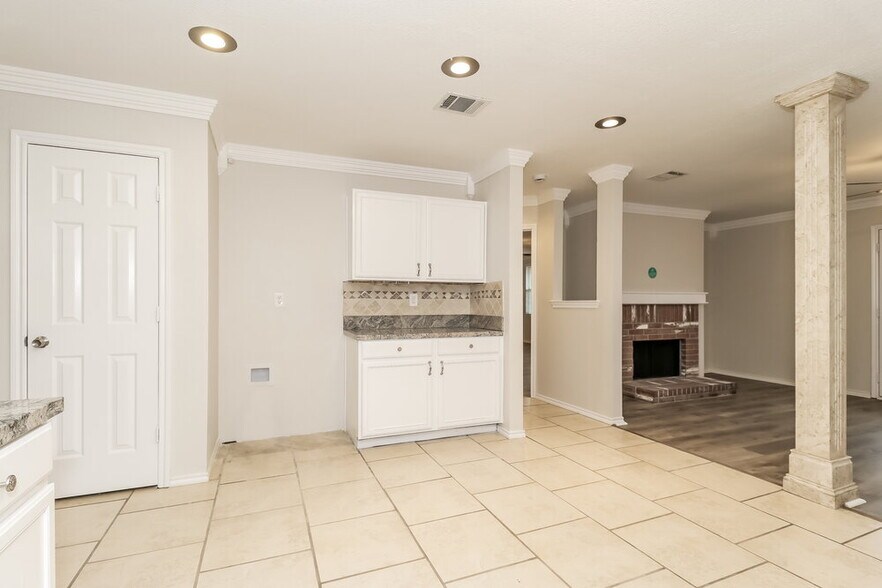 Building Photo - 637 Silvertop Rd