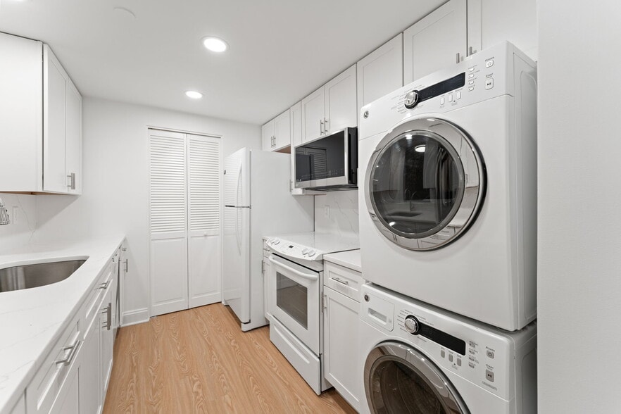 Full-size washer & dryer; new microwave with air fryer - 1530 Key Blvd