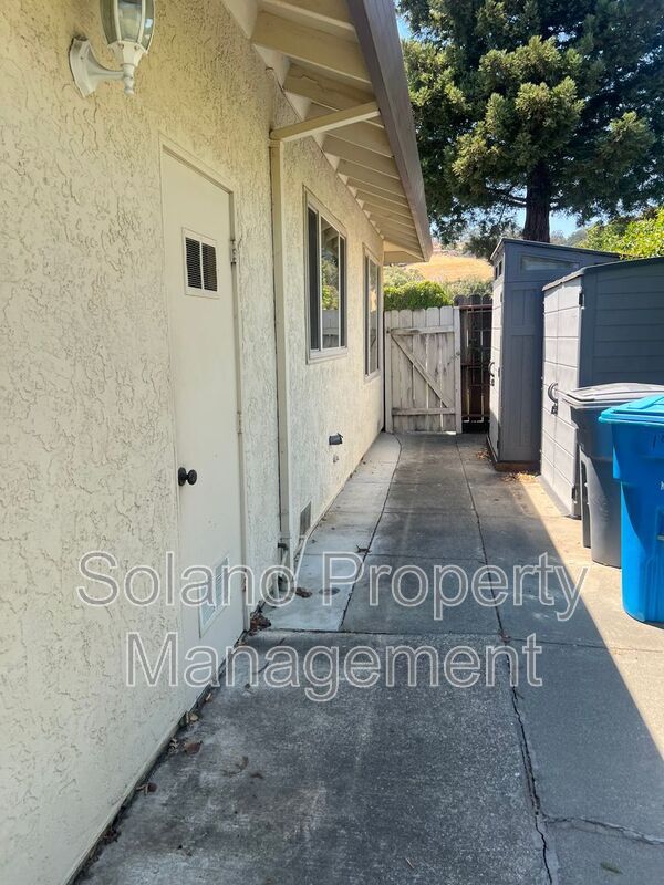 Building Photo - 142 Hillview Dr