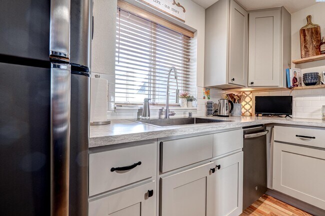 Building Photo - Large Shop w/Oversized Roll Up Doors and P...