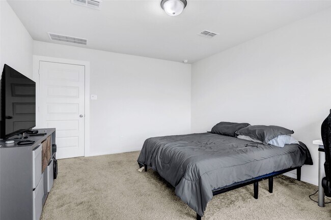 Building Photo - 7218 Clearwater Cv Dr