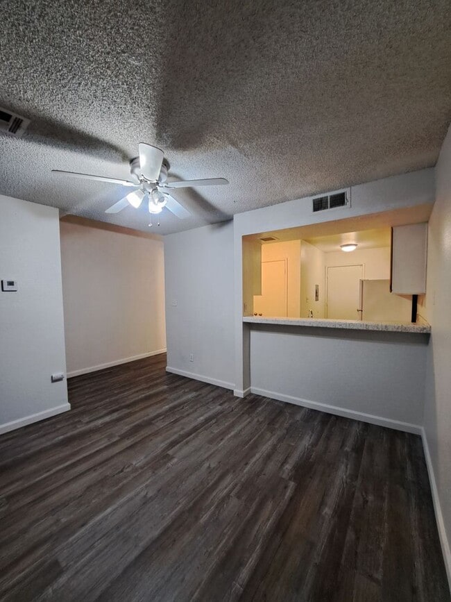 Building Photo - Charming 2-Bedroom Townhome in Fresno – Spacious Layout, Modern Kitchen & Community Amenities!