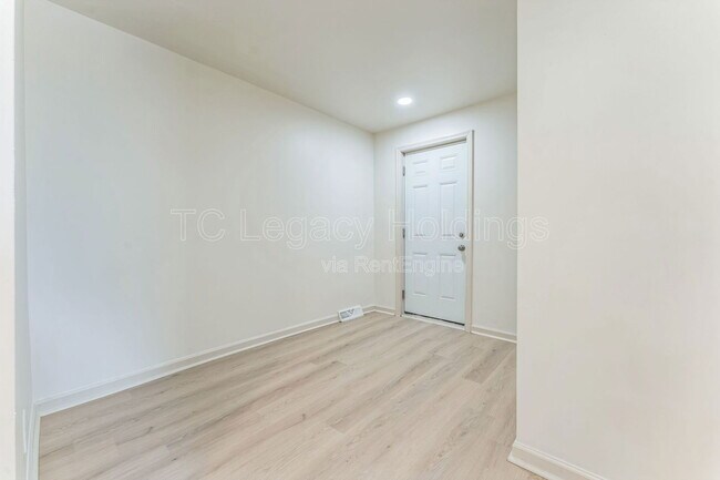 Building Photo - 421 Walnut Ave