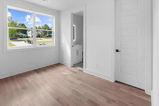 Building Photo - 2323 Carter Ave