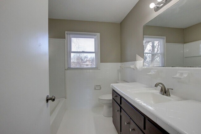 Building Photo - Three Bedroom Home Close to Ft. Campbell
