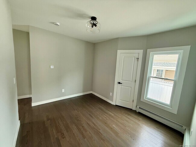 Building Photo - 449 Stanley St