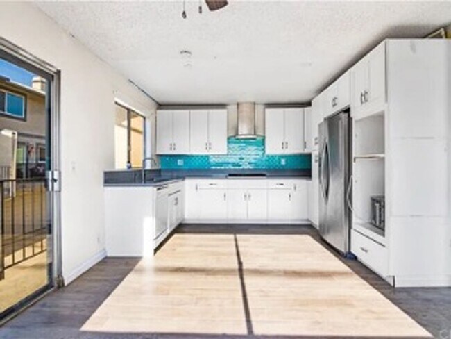 Building Photo - 764 N Glendora Ave