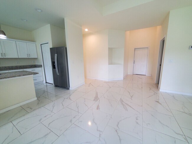 Building Photo - Large 4 Bed 3 Bath with 2 Car Garage-LEHIG...