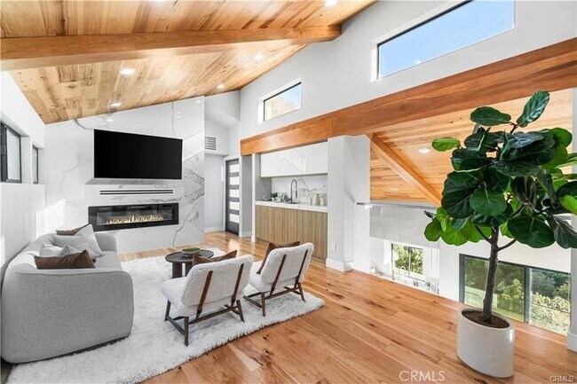 Building Photo - 8566 Hollywood Blvd