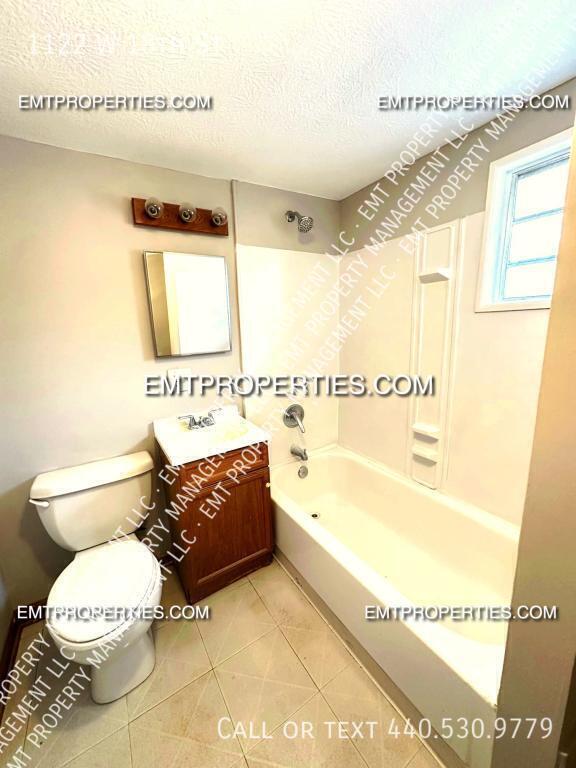 Building Photo - 1122 W 18th St