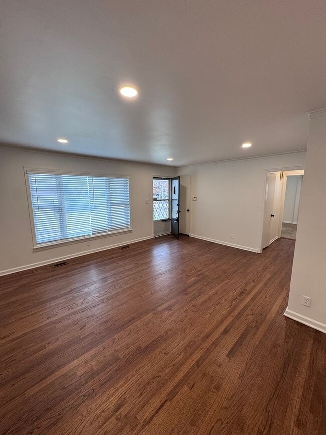 Building Photo - Midtown Charmer 2 Bed 2 Bath! Gorgeous Updates!
