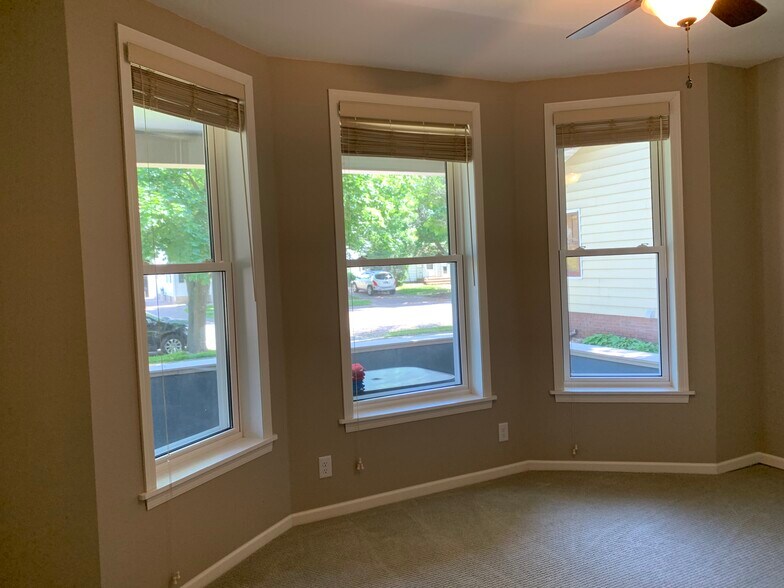 Building Photo - 465 W 5th St