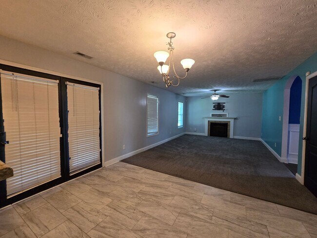 Building Photo - 103 Flag Dr