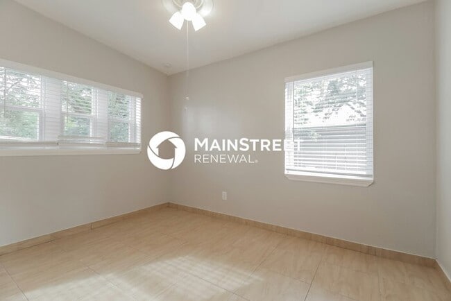 Building Photo - 4 Bedroom Pet-Friendly Home in Orlando, FL with Main Street Renewal