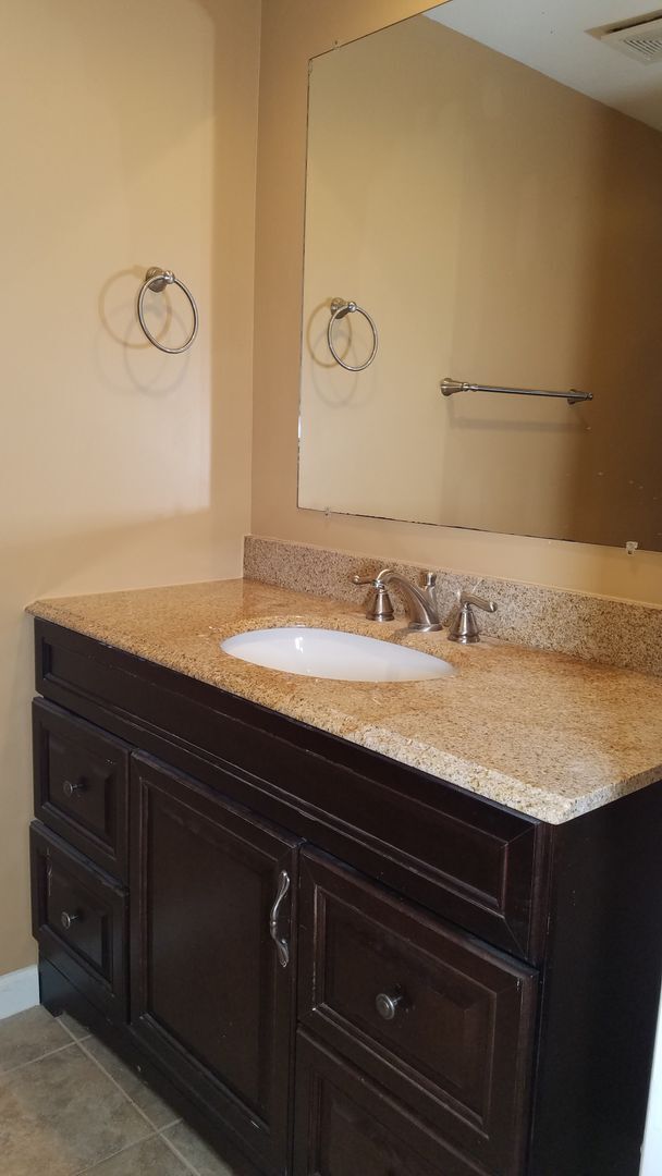 Building Photo - Spacious single family home in established Rockville neighborhood available now!