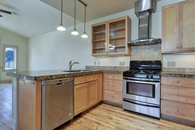 Building Photo - 577 5th St
