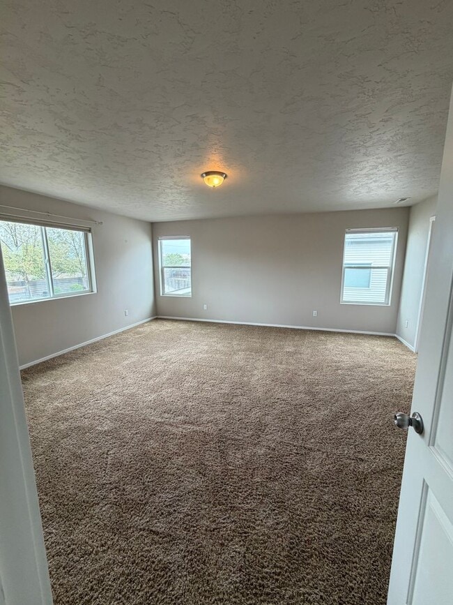 Building Photo - Check out our move in special on this charming Very Spacious 2-Story Home for Rent in Pasco, WA!