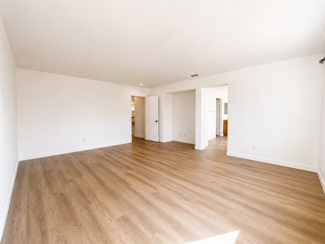 Building Photo - Beautifully Updated 5 Bedroom House with 3 Car Garage For Rent
