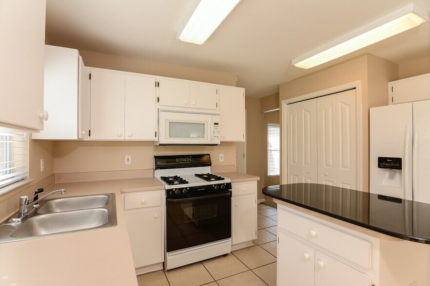 Building Photo - 1721 Scotch Pine Dr