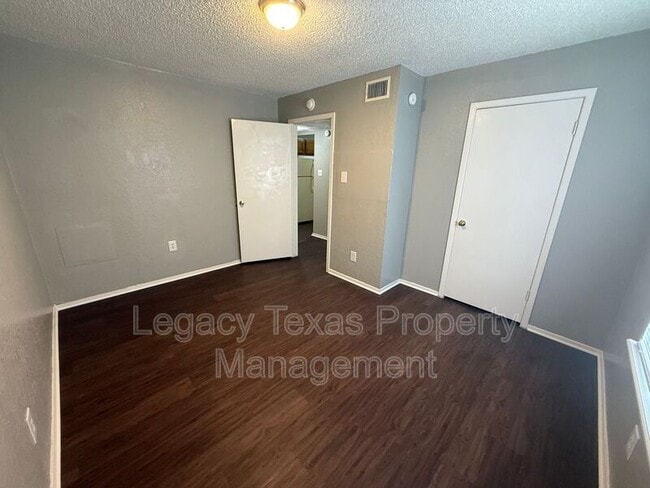 Building Photo - 1715 Short St