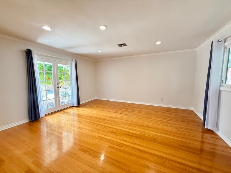 Building Photo - 13628 Addison St
