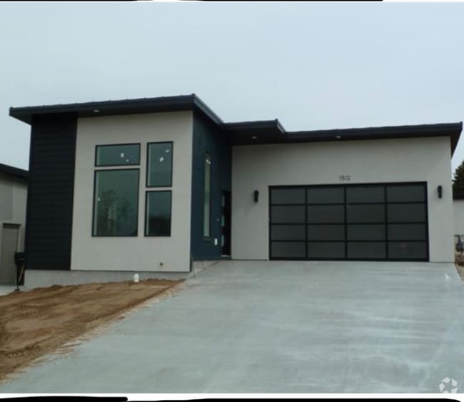 Building Photo - 1512 Surprise Valley Rd