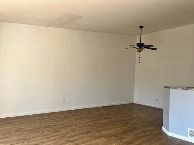Building Photo - 1891 Vine Way Dr