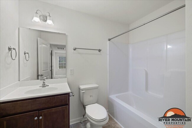 Building Photo - Spacious Three Level Home in Pembroke