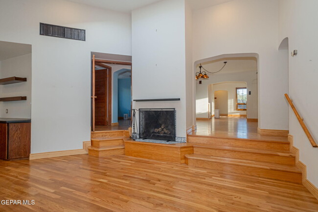 Building Photo - 727 McKelligon Dr