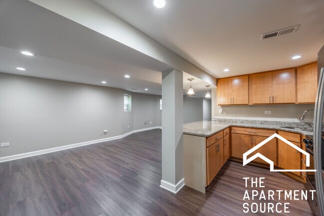 Building Photo - 2118 N Avers Ave