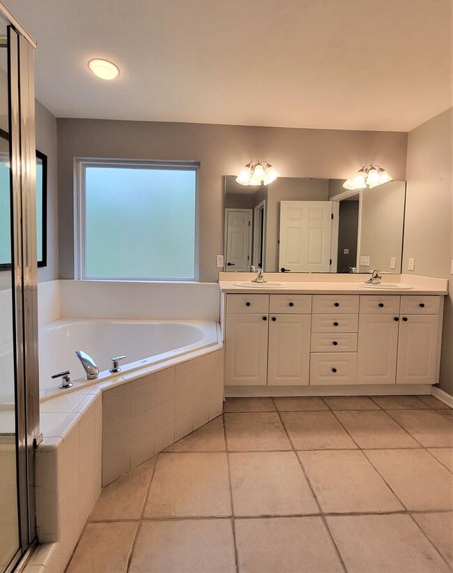 Building Photo - 3 bedroom house for rent early December 2025 in NE Tallahassee, garage, fenced yard renting $2025...