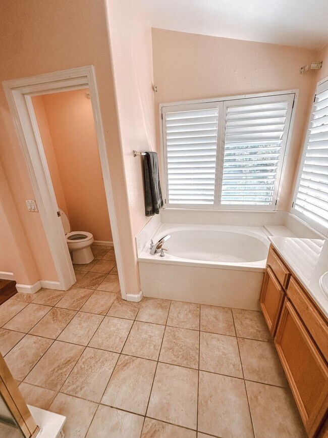 Building Photo - Home in Pleasanton Available!
