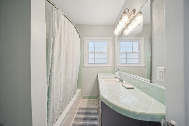 Building Photo - 1417 S Quebec Ave