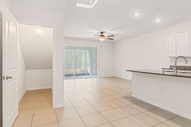 Building Photo - Spacious 3-Bedroom Townhome in Desirable U...