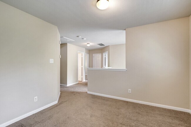 Building Photo - Beautiful 3 Bedroom 2 1/2 in trophy ridge