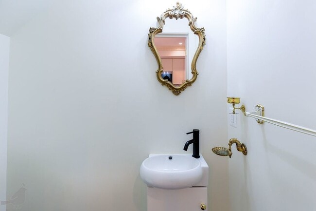 Building Photo - Modern 4 Bedroom Penthouse in Nest to Unio...